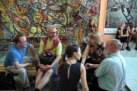 Gruppengespräch beim Besuch psychologischer Einrichtungen auf Kuba